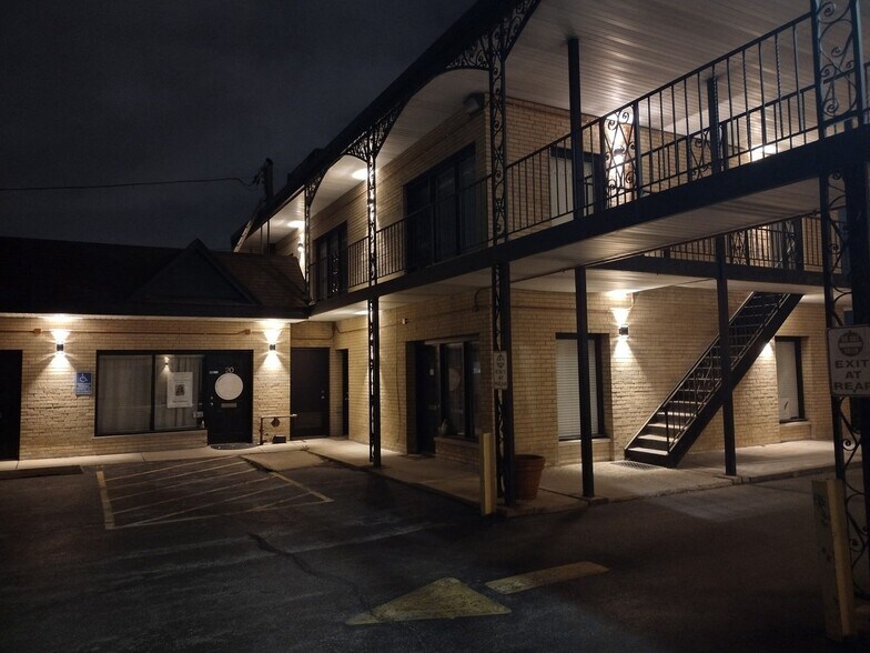 More Photos Of 381 N York Rd, Elmhurst Storefront Retail Office For Lease