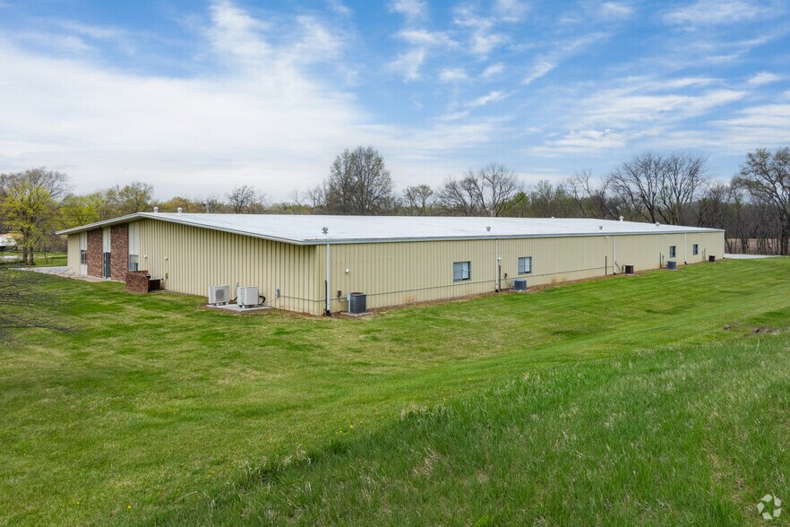 More Photos Of 601 E Marshall St, Sweet Springs Flex For Sale