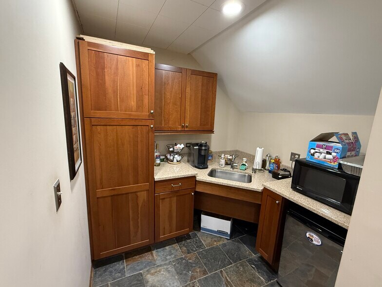 More Photos Of 475 W Terra Cotta Ave, Crystal Lake Office For Lease