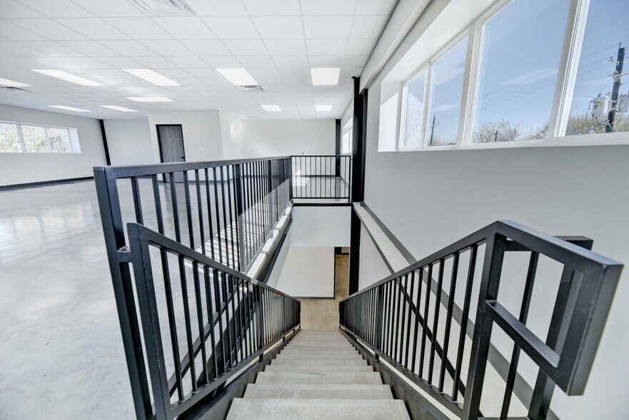 More Photos Of 11215 Conroy Ln, Austin Showroom For Lease