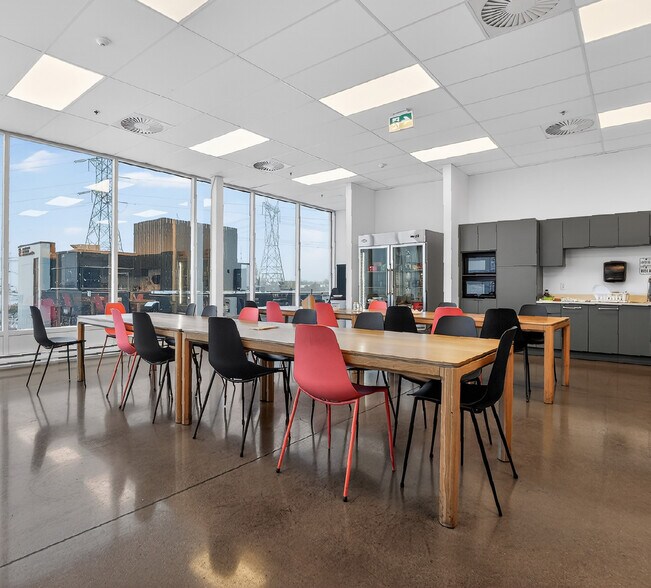 More Photos Of 960-1000 Rue Parent, St-Bruno-de-Montarville Distribution For Lease