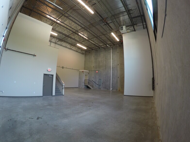 More Photos Of 19840 96th Ave, Langley Twp Showroom For Lease