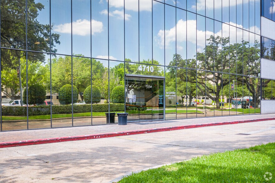 More Photos Of 4710 Bellaire Blvd, Bellaire Unknown For Lease