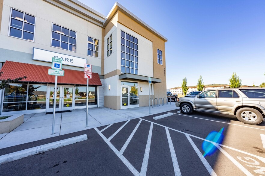 More Photos Of 4801 Biddle Rd, Central Point Office For Lease