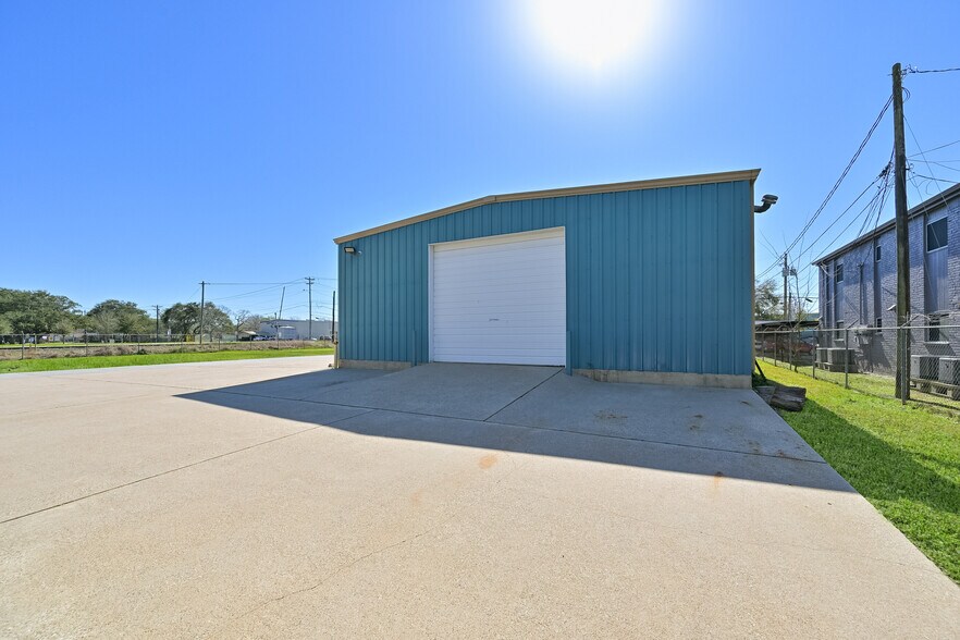More Photos Of 314 E Walker St, League City Warehouse For Lease