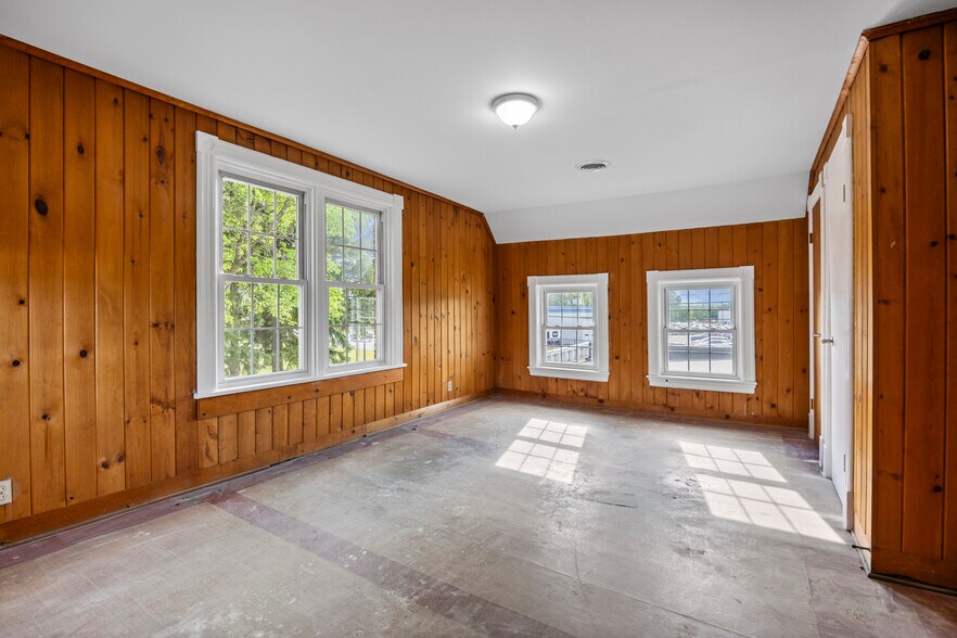 More Photos Of 267 Wolf Rd, Latham Office For Lease