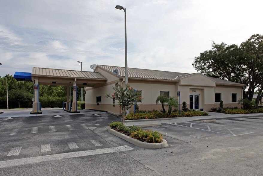 Primary Photo Of 9505 E Colonial Dr, Orlando Bank For Lease