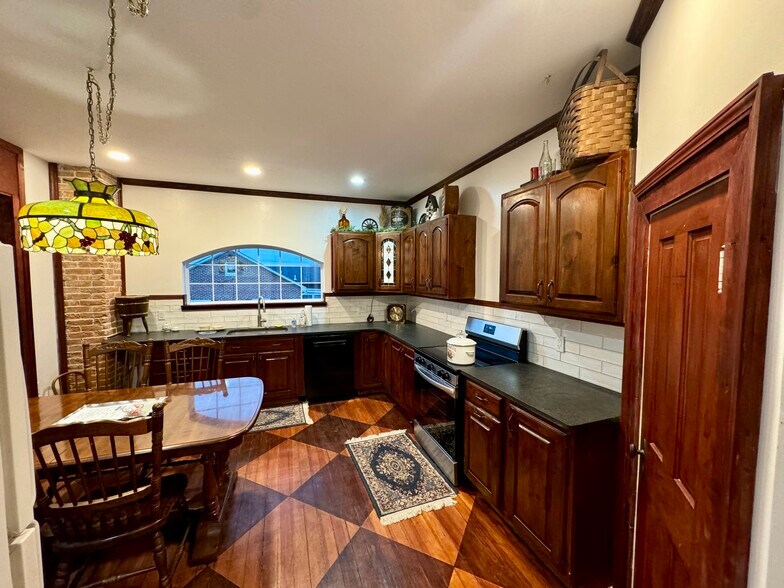 More Photos Of 1011 Market St, Hermann General Retail For Sale