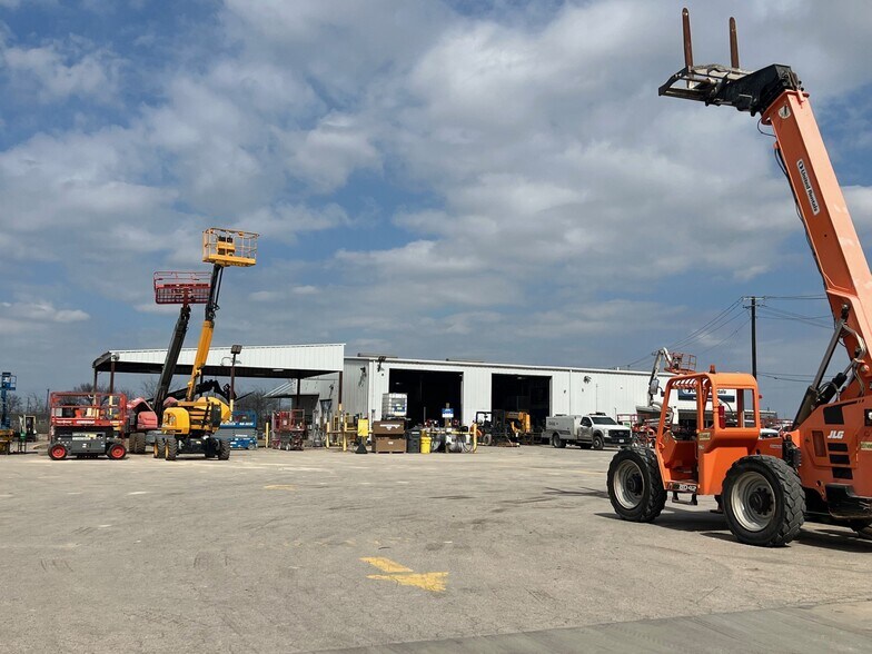 More Photos Of 17600 Interstate 35, Buda Service For Sale