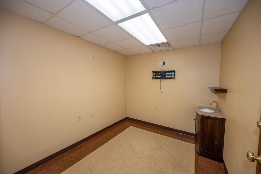 More Photos Of 2114 N Jackson St, Tullahoma Loft Creative Space For Sale