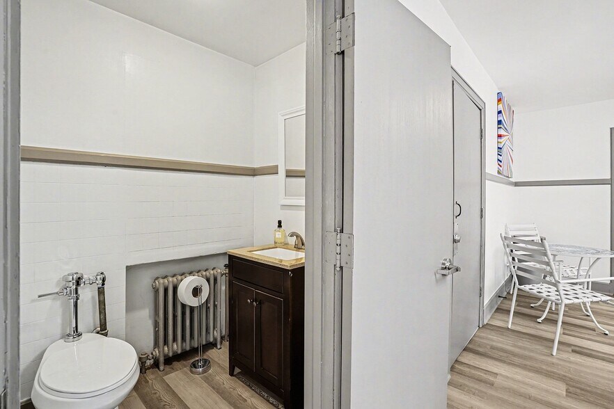 More Photos Of 302 N Trumbull St, Bay City Hotel For Sale