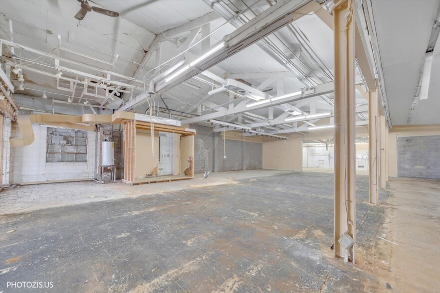 More Photos Of 122 W Northwest Hwy, Barrington Freestanding For Sale