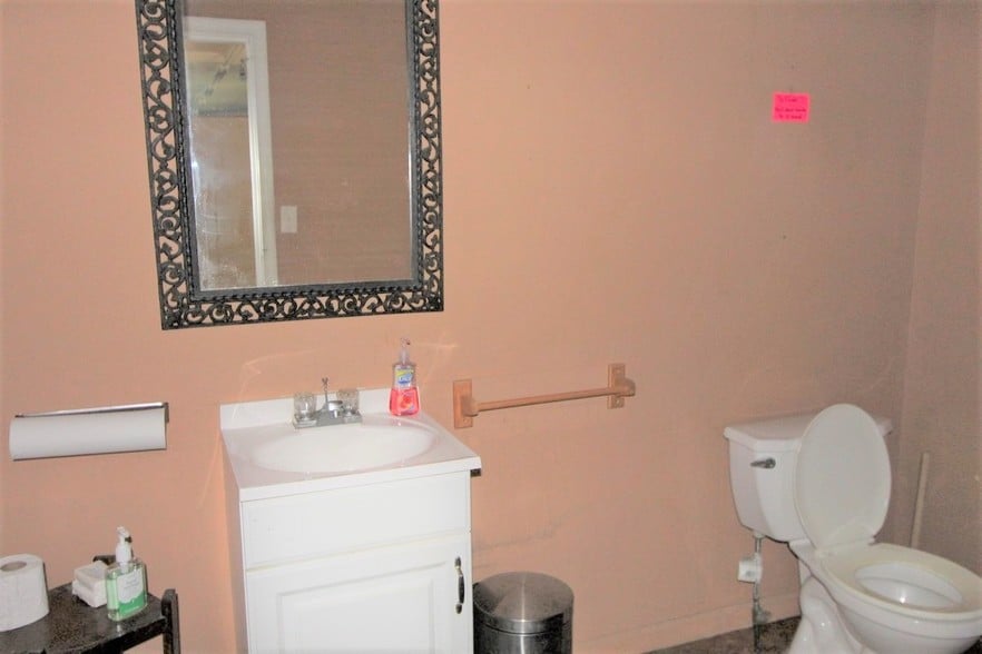 More Photos Of 1850 Church St, Appomattox Bar For Sale
