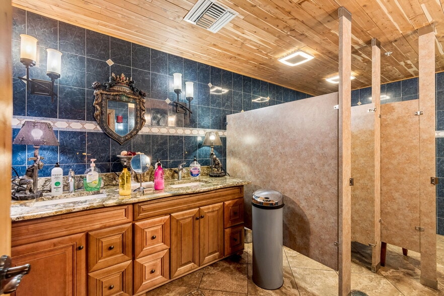 More Photos Of 3007 Commercial Way, Spring Hill Restaurant For Sale