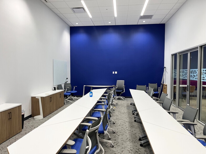 More Photos Of 540 Frontenac Ct, Naperville Warehouse For Lease