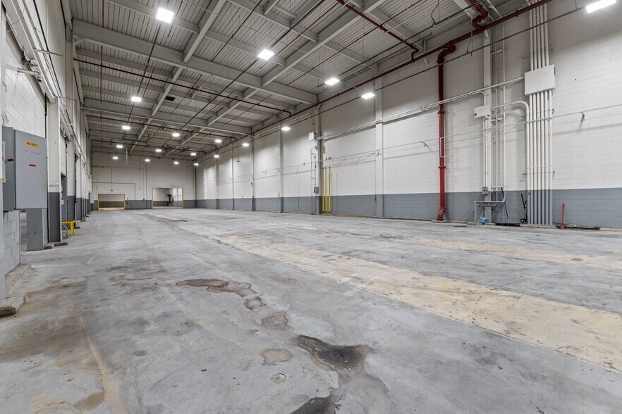 More Photos Of 327 Lewis St, Oxford Distribution For Lease