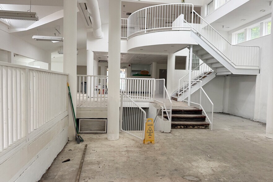 More Photos Of 125 E Jericho Tpke, Huntington Station Freestanding For Lease