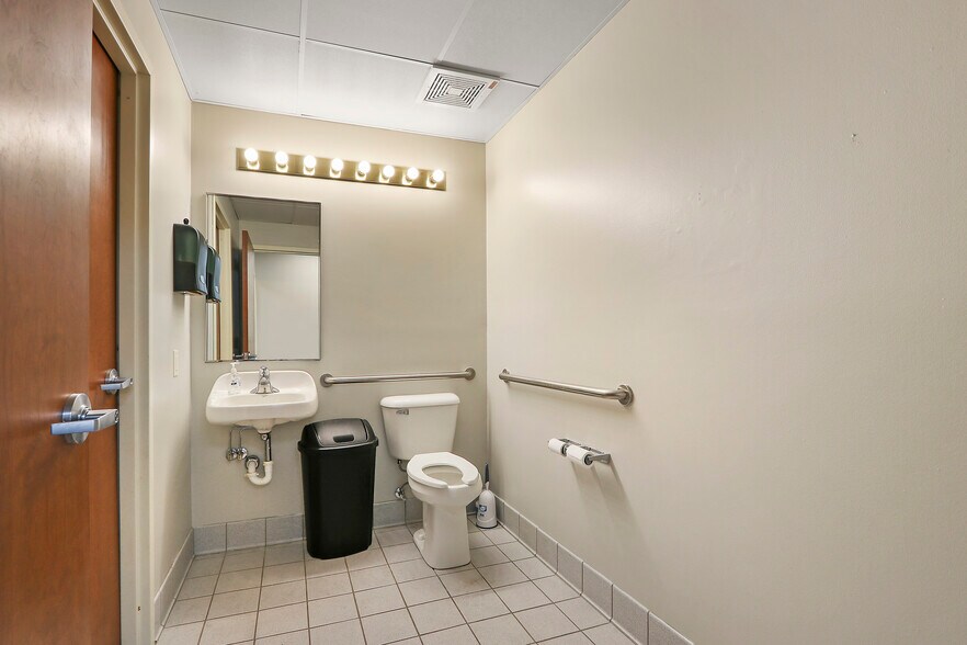 More Photos Of 1131 Prairie Dr, Racine Office For Lease