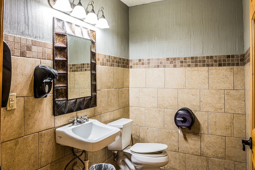 More Photos Of 1026-1038 Chestnut St, Bowling Green Restaurant For Sale