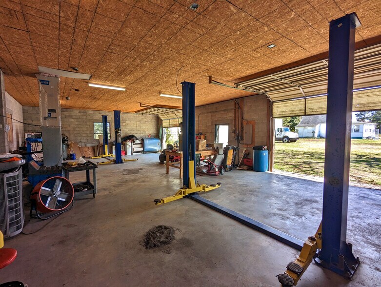 More Photos Of 300 S Division St, Fruitland Auto Repair For Lease