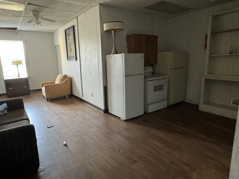 More Photos Of 107 N Main St, Kennett Flex For Sale