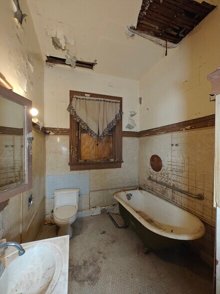 More Photos Of 2020 N Main St, Jacksonville Specialty For Sale
