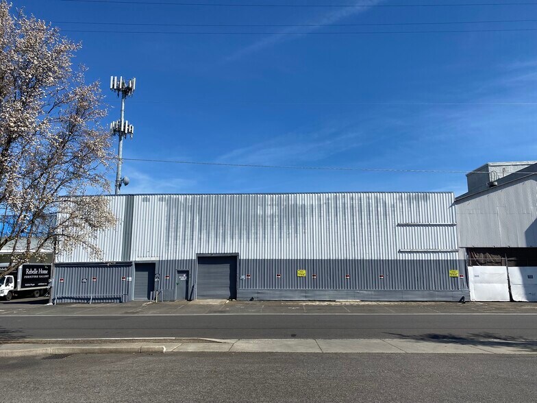 More Photos Of 323 S Fir St, Medford Warehouse For Sale