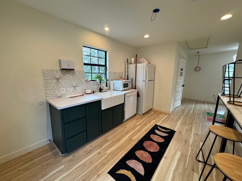 More Photos Of 8911 West Ln, Magnolia Office For Lease