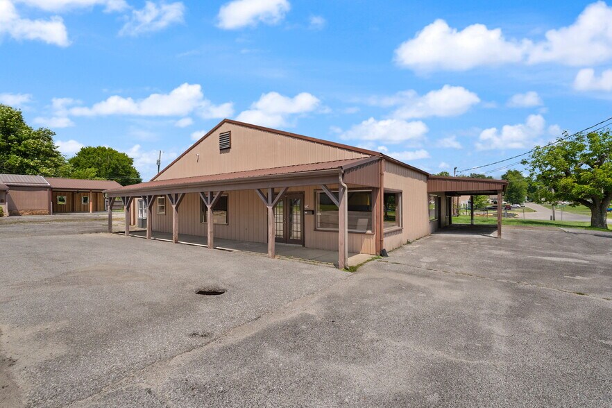 More Photos Of 756 Lakeshore Dr, Scottsburg Flex For Sale