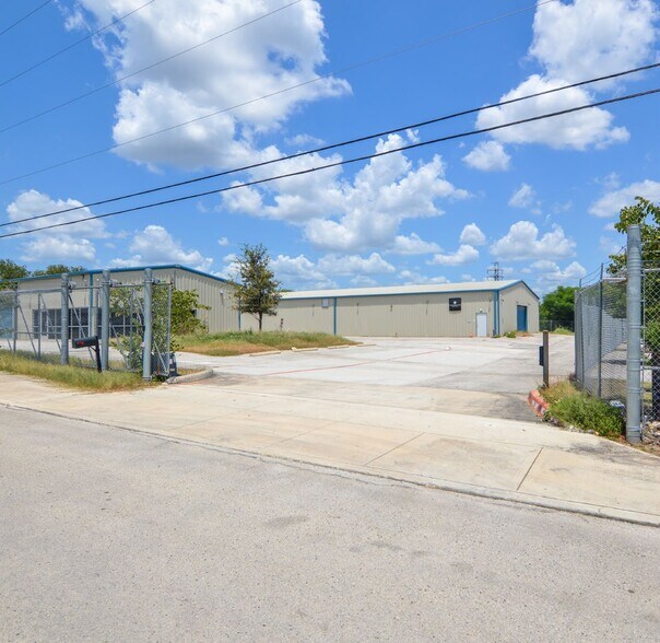 More Photos Of 10930 Gabriels Pl, San Antonio Showroom For Sale