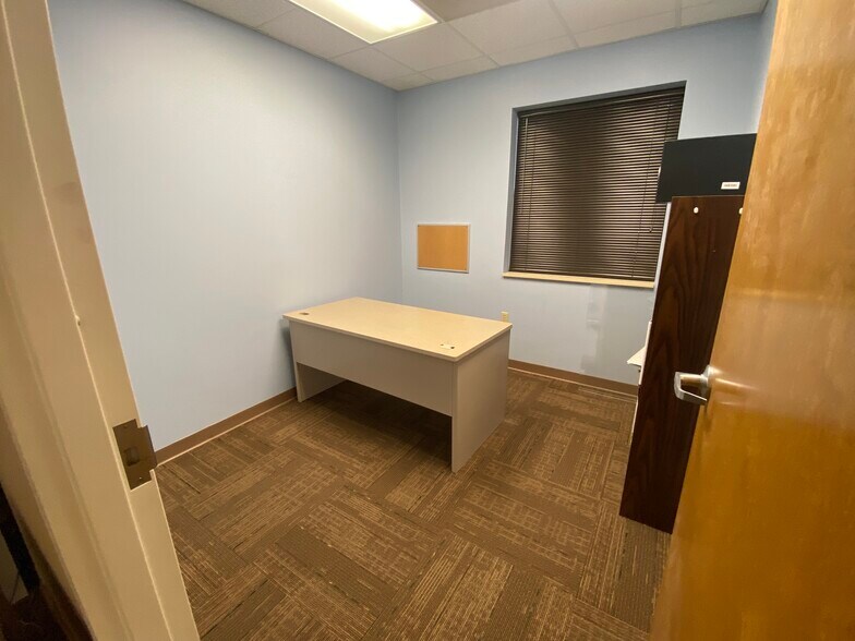 More Photos Of 2212 W Kearney St, Springfield Office For Sale