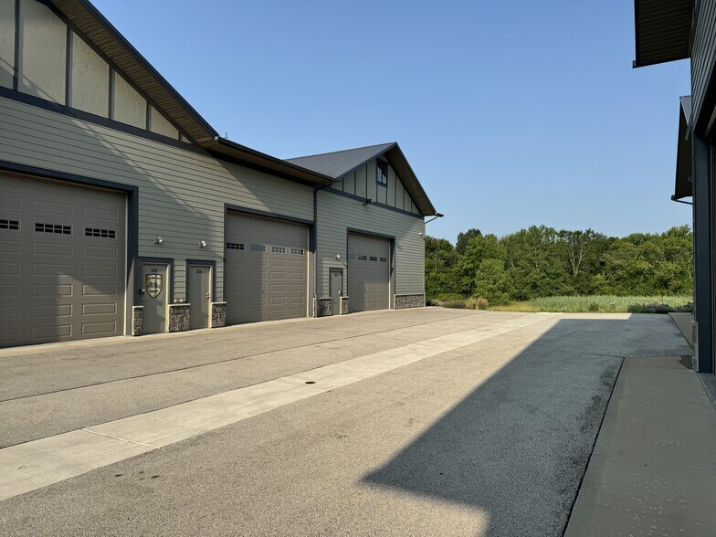 More Photos Of 2108-2260 Ferry Rd, Naperville Showroom For Sale