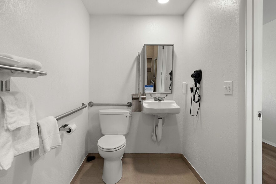 More Photos Of 700 Norris Harbor Dr, Crisfield Hotel For Sale