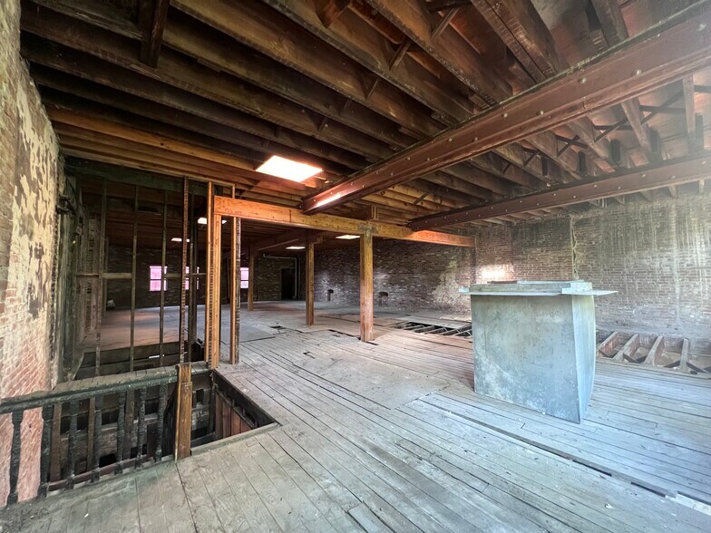 More Photos Of 103 S Court Sq, Memphis Storefront Retail Office For Sale