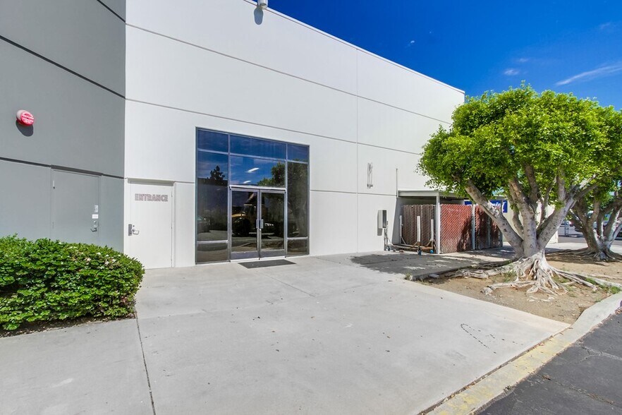 More Photos Of 960 Los Vallecitos Blvd, San Marcos Showroom For Lease