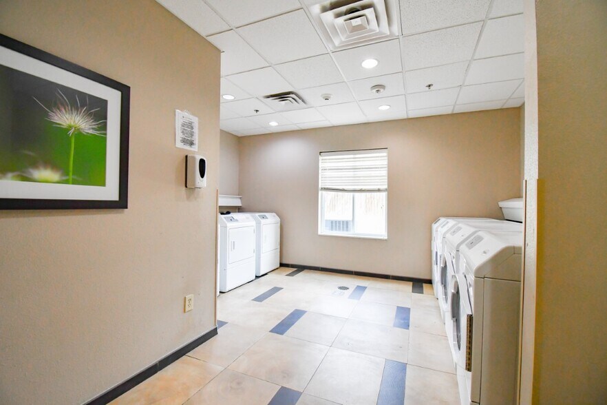 More Photos Of 304 Business Park Dr, Kenedy Hotel For Sale