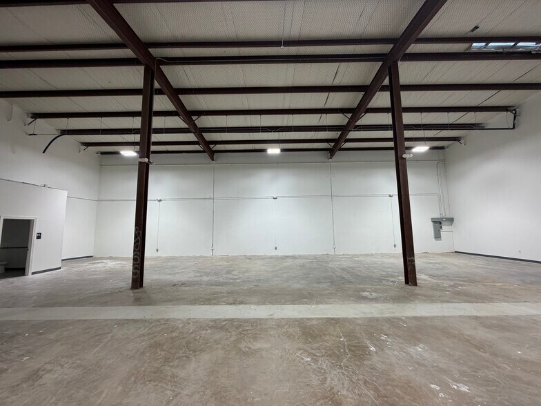 More Photos Of 5901 Allday Dr, Houston Warehouse For Lease