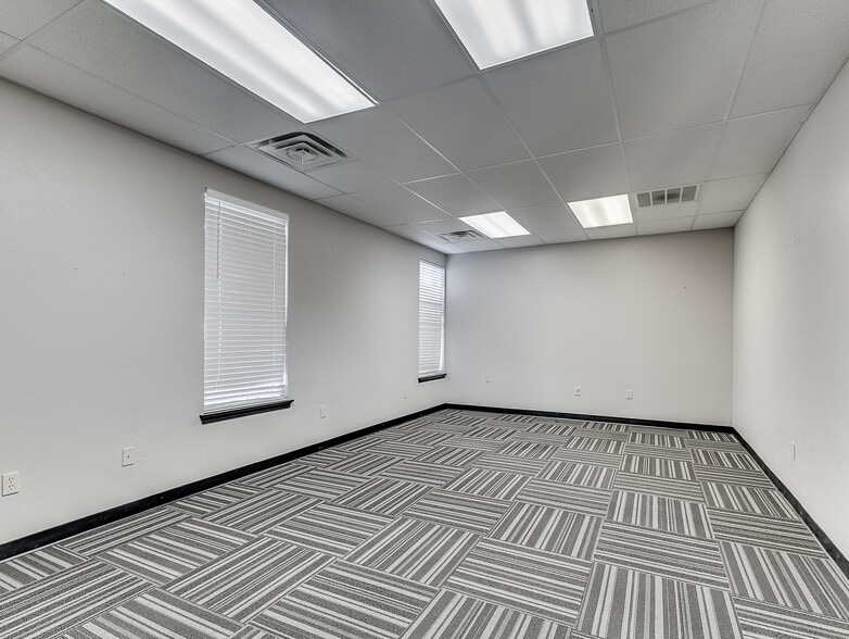 More Photos Of 17311 NE 23rd St, Choctaw Office For Sale