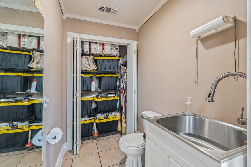 More Photos Of 927 S Charles G Seivers Blvd, Clinton General Retail For Sale
