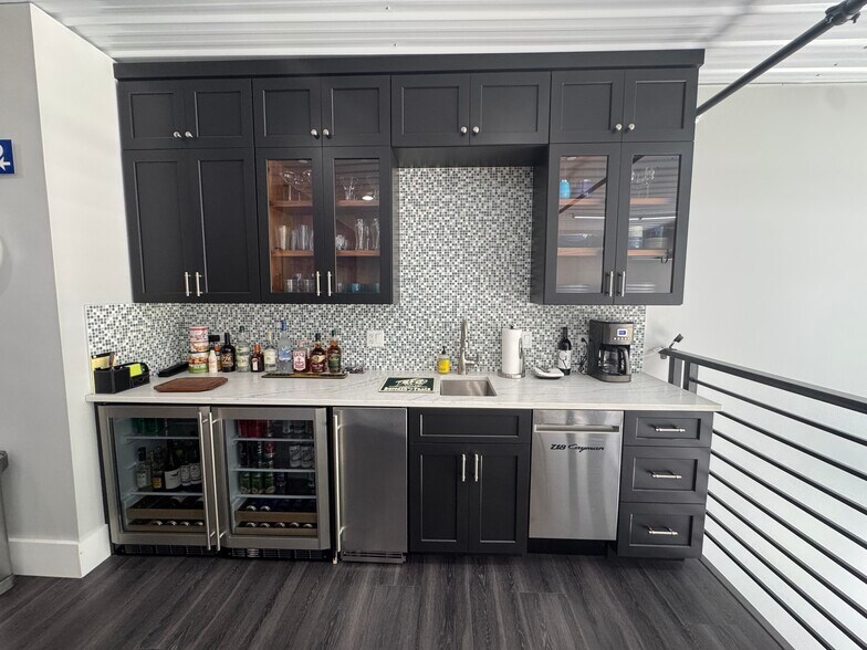 More Photos Of 2244 Ferry Rd, Naperville Flex For Sale