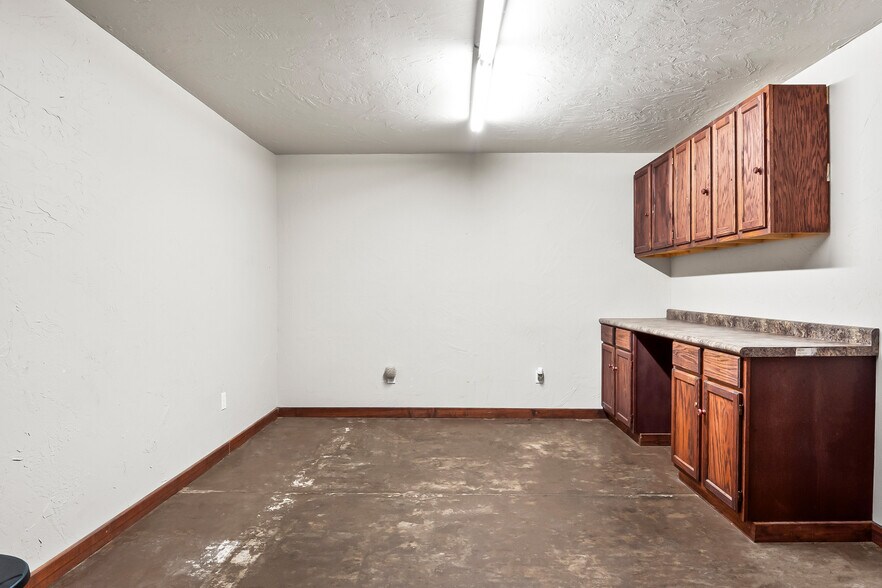 More Photos Of 207 Clay St, Nocona Storefront For Lease