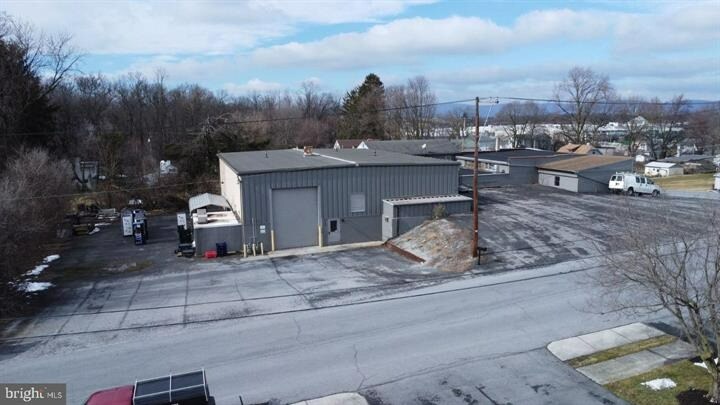 More Photos Of 122 Beech St, Carlisle Light Distribution For Lease