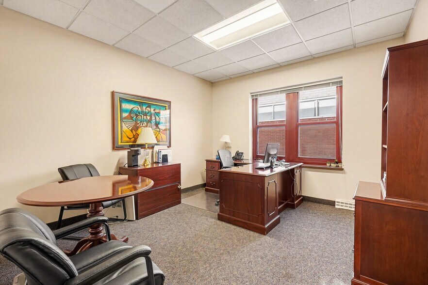 More Photos Of 2450 Park Ave, Minneapolis Office For Sale