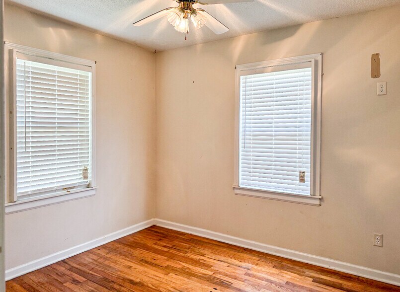 More Photos Of 202 Harold King Dr, Benton Office For Sale