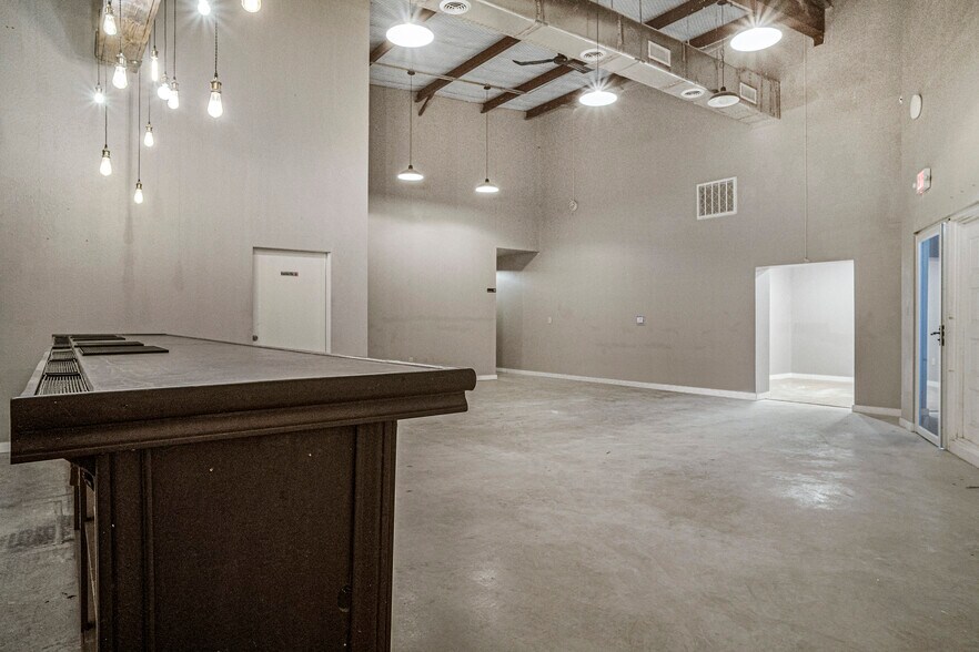 More Photos Of 16102-16104 University Oak, San Antonio Light Distribution For Lease