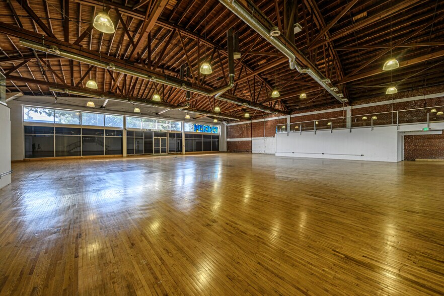 More Photos Of 1207 E Washington Blvd, Los Angeles Showroom For Lease