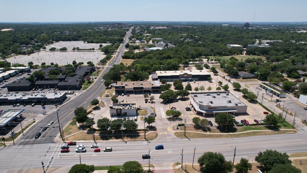 More Photos Of 1002-1006 N Collins St, Arlington Freestanding For Sale