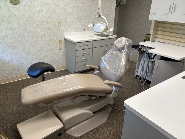 More Photos Of 104 E Summit Ave, Wales Office For Sale