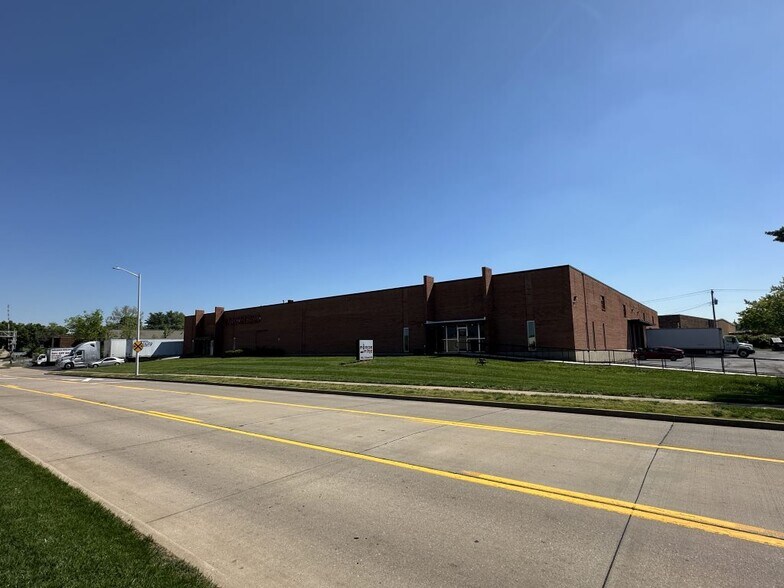 Primary Photo Of 2462-2470 Schuetz Rd, Maryland Heights Warehouse For Sale