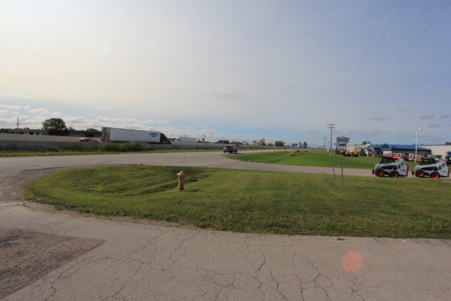 More Photos Of 1358 Mid Valley Dr, De Pere Freestanding For Lease